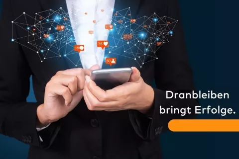 Zwei Hände halten ein Smartphone. Viele Social-Media-Apps schweben scheinbar drum herum. Rechts steht: Dranbleiben bringt Erfolge.